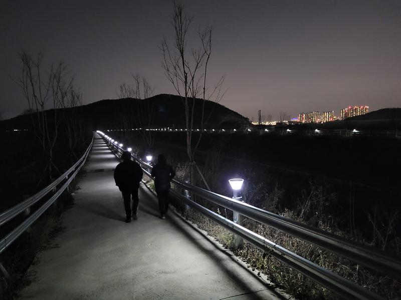 1서구,_태양광_조명으로_나진포천_산책길_밝힌다__(2).jpg 이미지