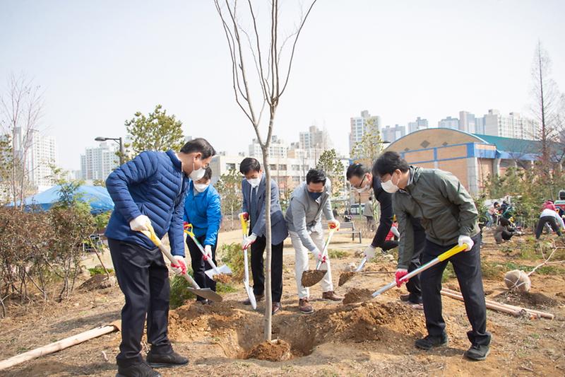 2서구,_‘석남이음숲’에서_식목일_나무_심기_행사__(2).jpg 이미지