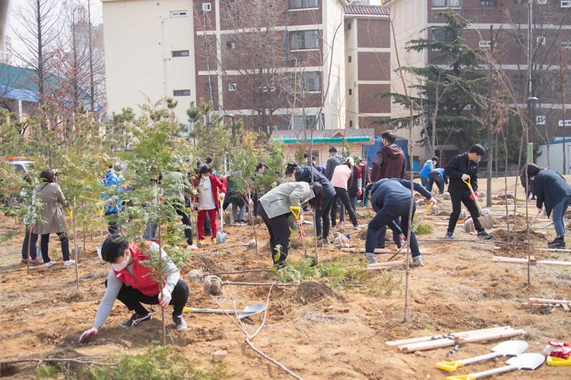2서구,_‘석남이음숲’에서_식목일_나무_심기_행사__(3).jpg 이미지