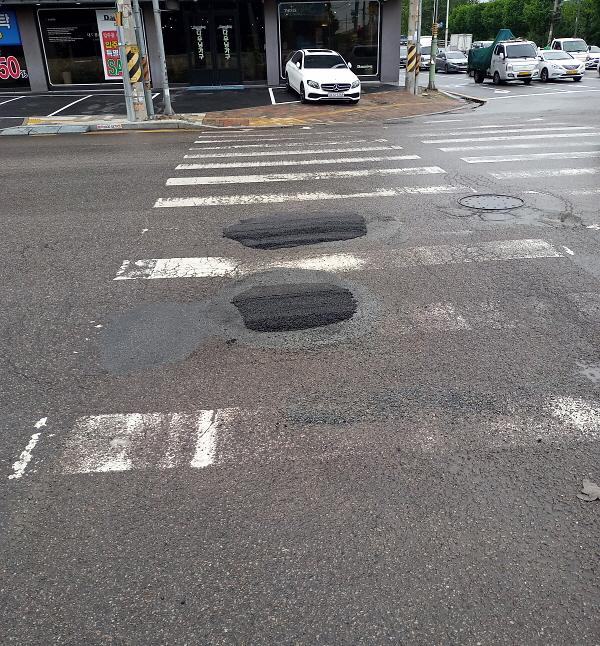 2서구,_장마철_‘도로_포트홀’_보수에_‘총력’__(1).jpg 이미지