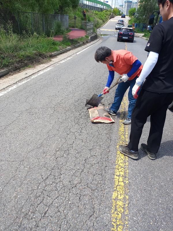 2서구,_장마철_‘도로_포트홀’_보수에_‘총력’__(2).jpg 이미지