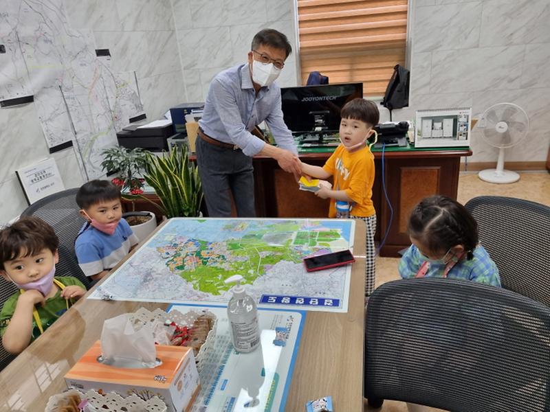 3더즐거운어린이집,_바자회로_마련한_수익금_불로대곡동에_전달__(2).jpg 이미지