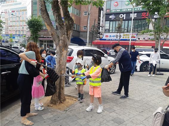 3서구,_자녀돌봄_품앗이_가족과_함께하는_‘줍깅’_활동_(2).jpg 이미지