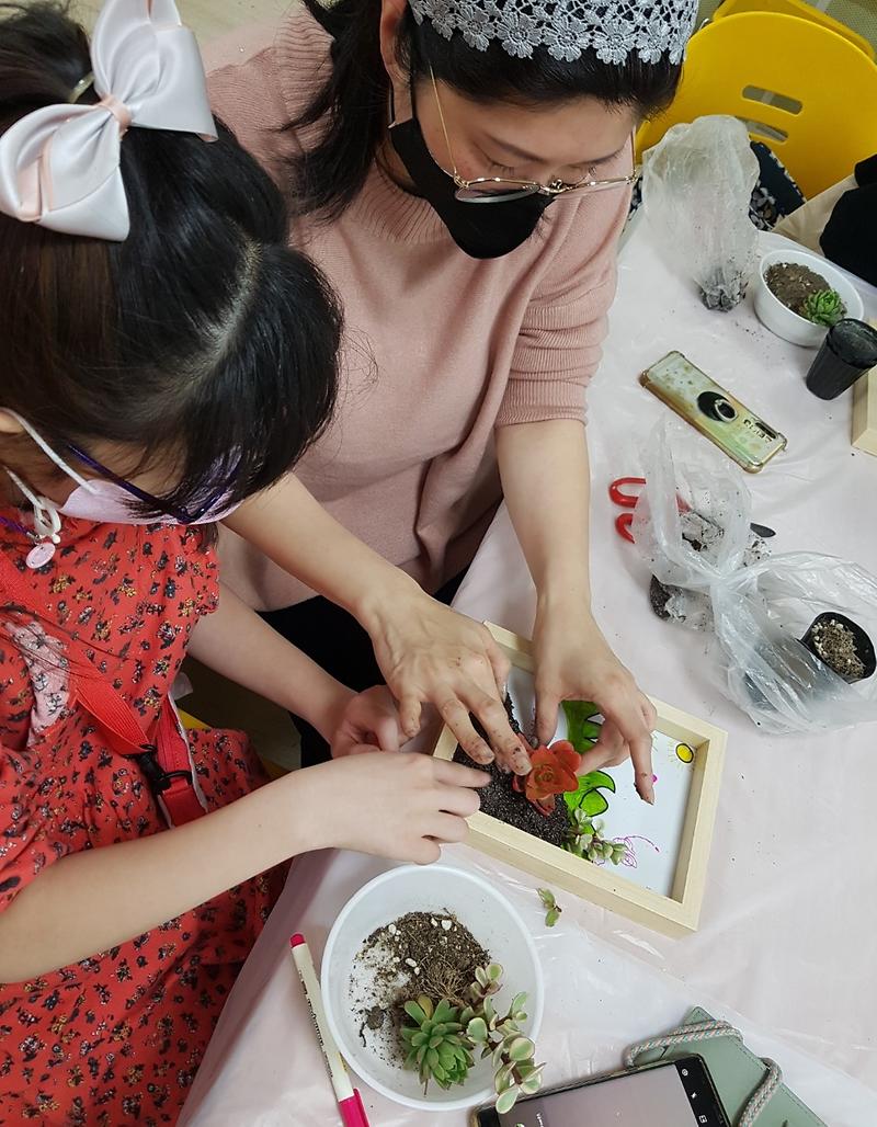 3서구_완정건강생활지원센터,_장애인_가족_원예교실_성황리에_마쳐__(2).jpg 이미지