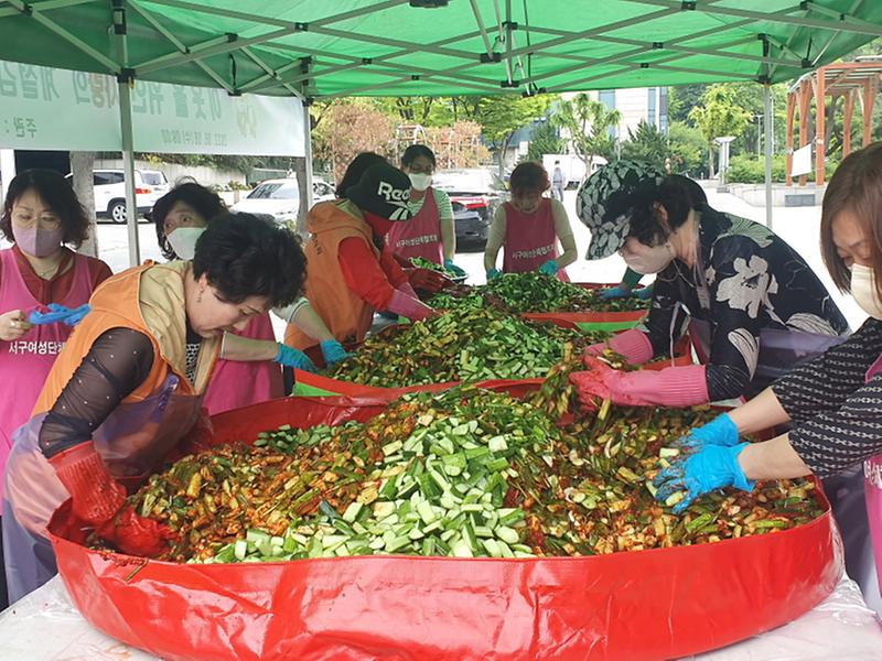 3서구여성단체협의회,_“직접_담근_오이김치로_사랑_나눠요”__(2).jpg 이미지