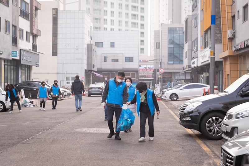 4청라2동,_새봄맞아_‘대청결운동’···마을_환경정비__(3).jpg 이미지