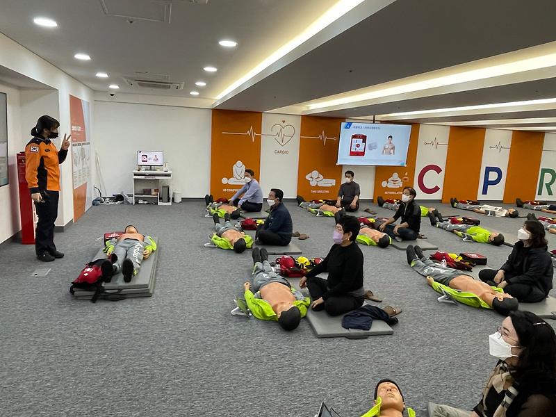 4가정1동_주민자치회,_국민안전체험관서_‘응급처치’_교육_참여__(3).jpg 이미지