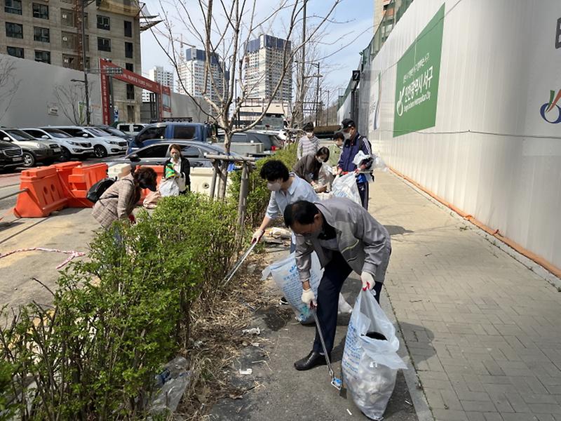 4가정2동_주민자치회,_쓰레기_줄이기_환경캠페인__(2).jpg 이미지