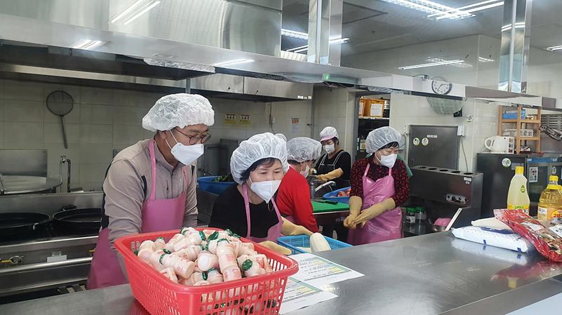 4가좌2동_통장자율회,_재개된_노인문화센터_급식사업···‘일손_돕기’__(2).jpg 이미지