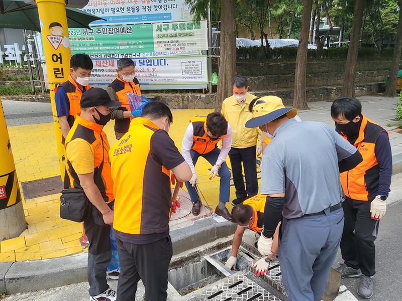 4가좌의용소방대,_가좌2동_침수취약지역_배수구_정비_나서__(1).jpg 이미지