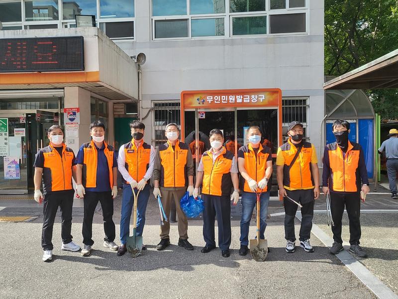 4가좌의용소방대,_가좌2동_침수취약지역_배수구_정비_나서__(2).jpg 이미지