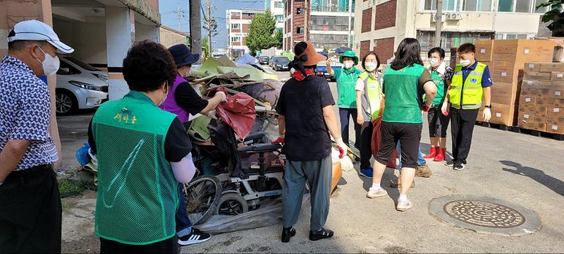 4자원봉사자들_한마음···가좌3동,_침수피해_복구_‘구슬땀’__(1).jpg 이미지