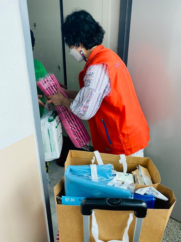 4서구_치매안심센터,_치매환자에_‘가가호호’_조호물품_전달__(1).jpg 이미지