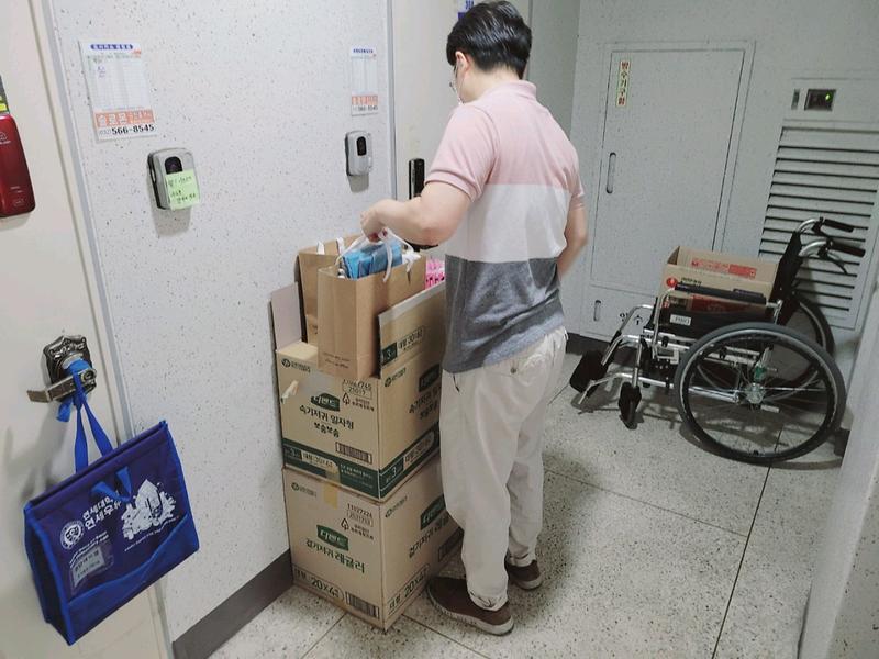 4서구_치매안심센터,_치매환자에_‘가가호호’_조호물품_전달__(2).jpg 이미지
