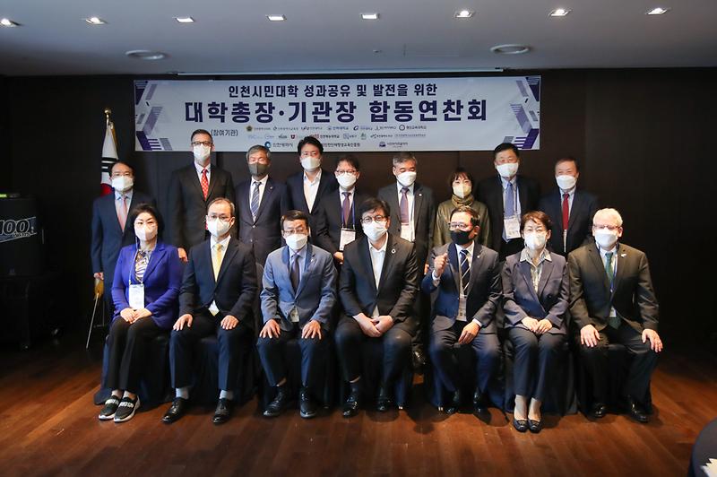 5(재)인천평생교육진흥원,_강범석_서구청장에_감사패_‘평생학습_공로’__(2).jpg 이미지