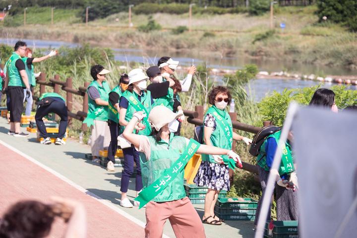 5‘탄소중립실천’_서구새마을회,_심곡천에_하천_살리는_흙공_던지기__(3).jpg 이미지