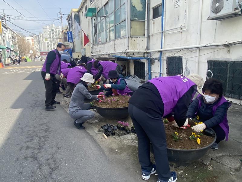 5가좌3동_주민자치회,_“봄꽃_심어_명품_마을_만들어요”__(2).jpg 이미지