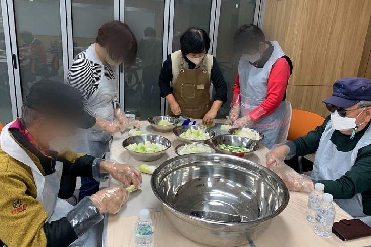 5서구치매안심센터,_치유농업_수료식_및_김장_행사_열어__(1).jpg 이미지