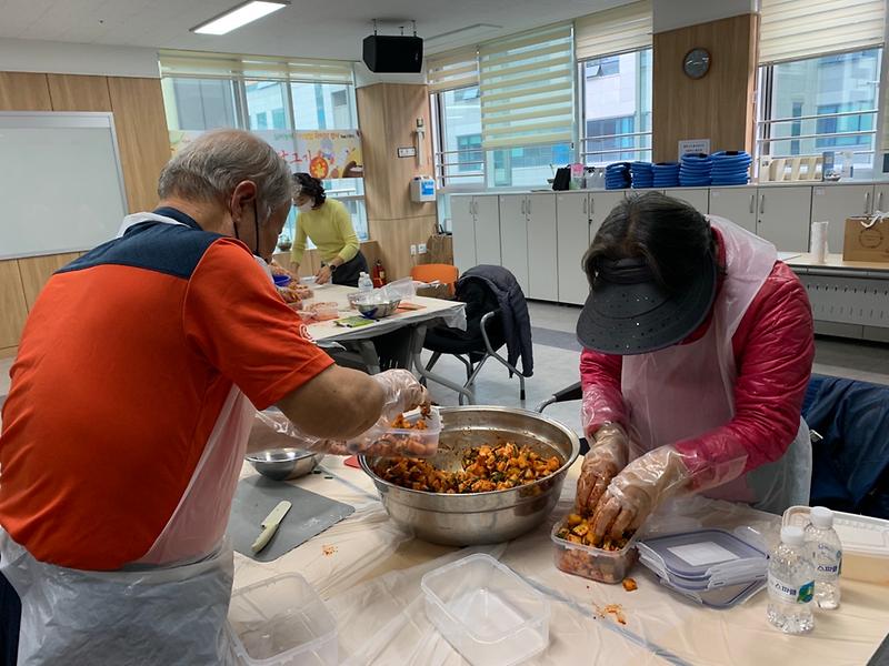 5서구치매안심센터,_치유농업_수료식_및_김장_행사_열어__(2).jpg 이미지