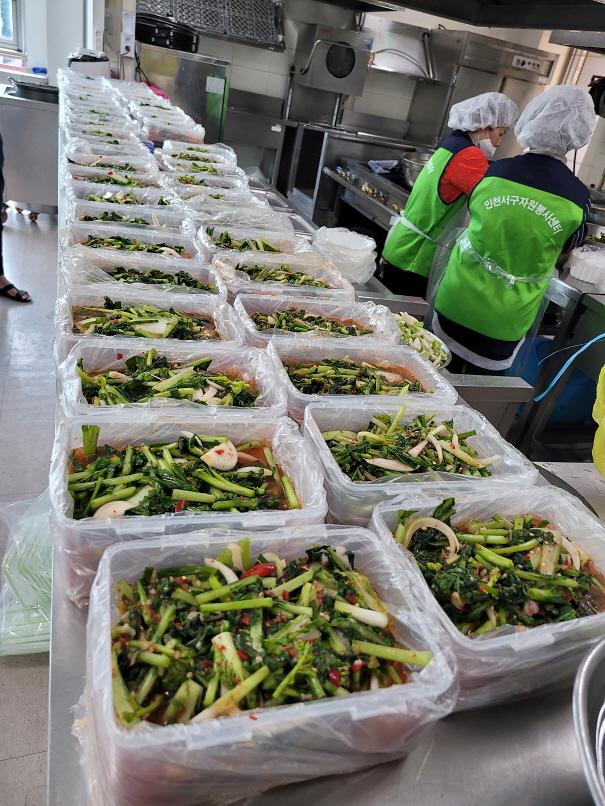 5서구자원봉사센터,_‘반찬나눔_공유부엌’···소외계층_50세대에_김치_전달__(2).jpg 이미지