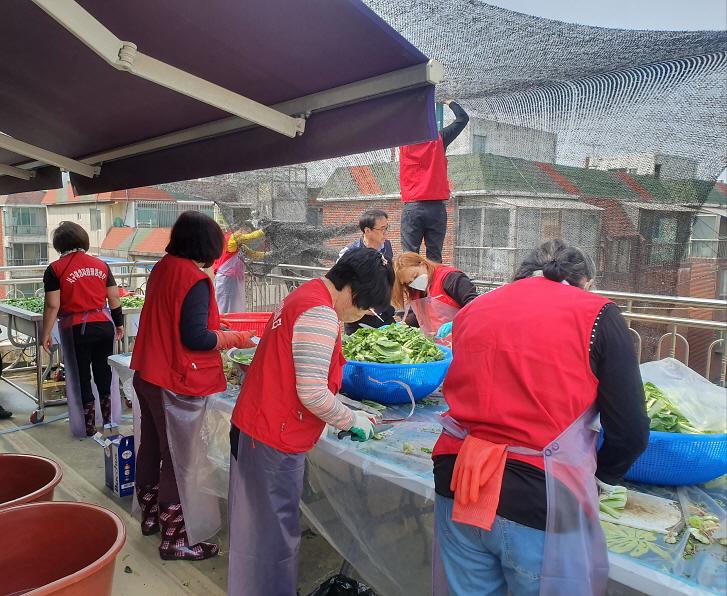 5서구여성자원활동센터,_‘사랑담은_열무김치’로_이웃사랑_실천_.jpg 이미지