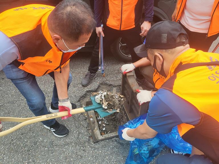 5우리_마을_‘홍반장’_나선다···가좌동_의용소방대,_침수취약지역_정비_(2).jpg 이미지