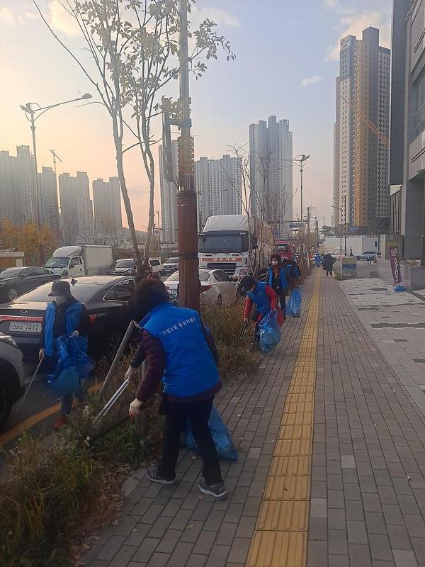 6가정1동,_‘쓱싹쓱싹_우리_마을_청소해요!’_한마음_한뜻(2).jpg 이미지