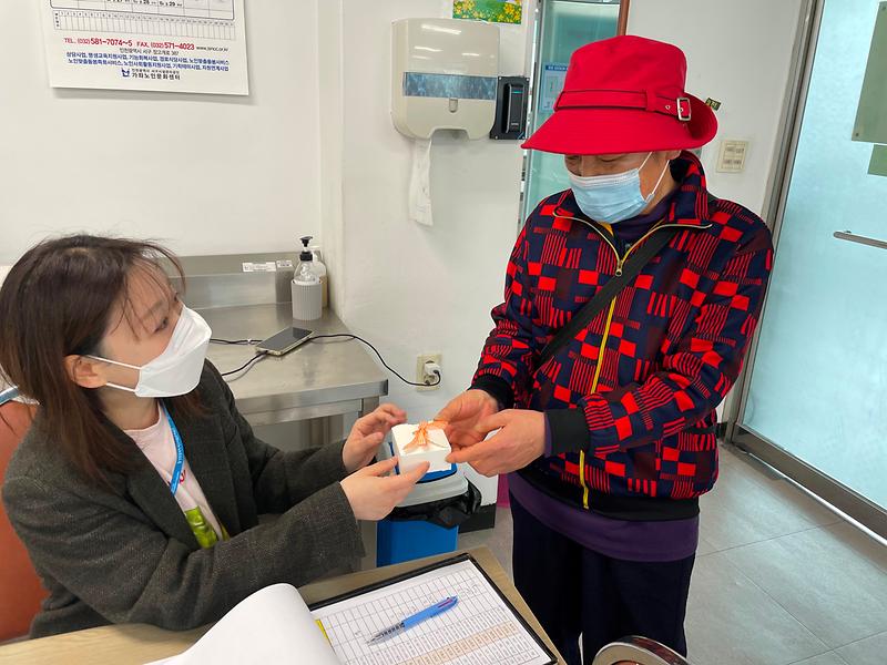 6가좌노인문화센터,_‘취미와_나눔’···비누_제작해_어르신에게_기부__(2).jpg 이미지