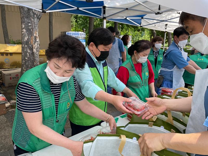 6서구자원봉사센터,_‘사랑의_밥차’_봉사···취약계층에_밑반찬_전달__(1).jpg 이미지