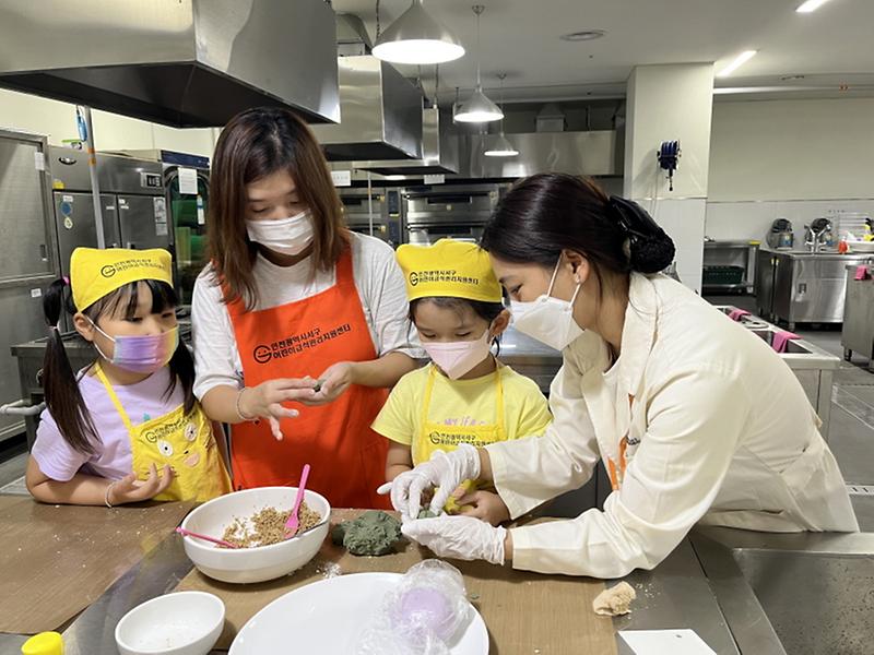 7인천서구_어린이급식관리지원센터,_‘한가위_형형색색_송편·바람떡_만들기’__(1).jpg 이미지
