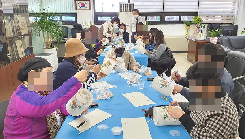 7민주평통_서구협의회,_북한이탈주민과_함께한_힐링․취미_교실__(1).jpg 이미지