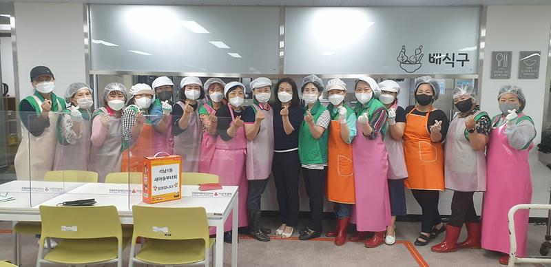 7서구_새마을부녀회,_모처럼_노인복지관_급식_봉사에_‘구슬땀’_(1).jpg 이미지