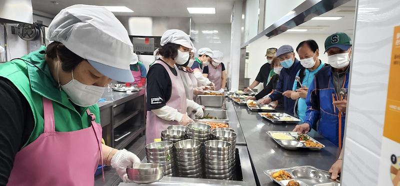 7서구_새마을부녀회,_모처럼_노인복지관_급식_봉사에_‘구슬땀’_(2).jpg 이미지