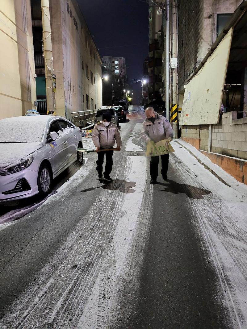 7석남1동_자율방범대,_골목길_제설작업에_‘구슬땀’_.jpg 이미지