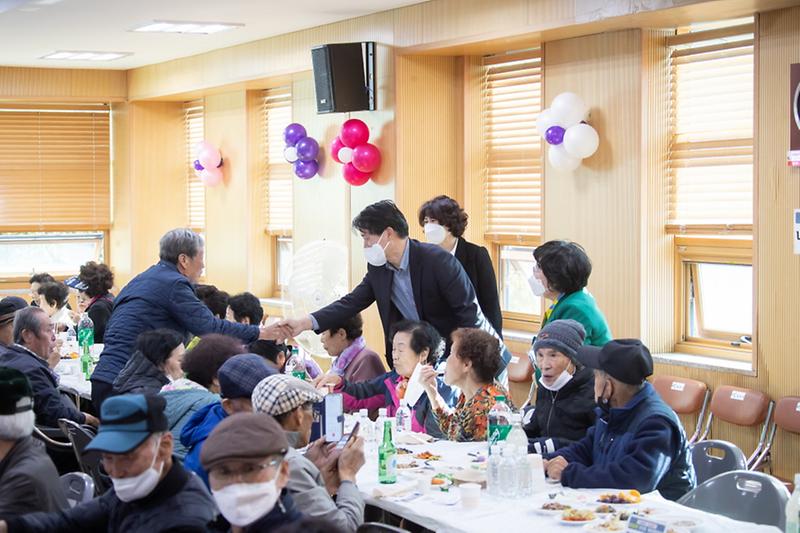 8‘어르신_감사합니다’_원당동,_3년_만에_열린_경로잔치_성료__(2).jpg 이미지