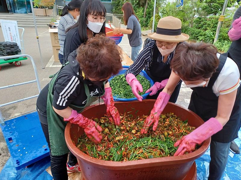 8청라2동_지역사회보장협의체,_취약계층에_계절김치_지원__(1).jpg 이미지