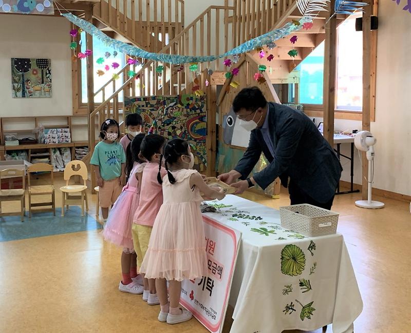 8원당동,_일영유치원_플리마켓_수익금_전달받아__(2).jpg 이미지