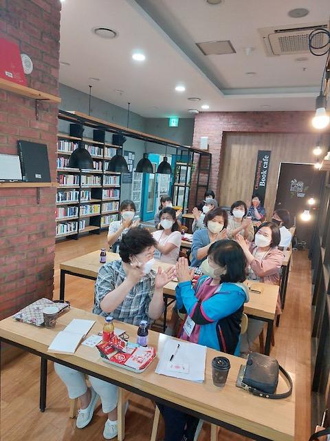 9청라1동,_‘청초랑_북카페’에서_교양강의···10월까지_진행__(2).jpg 이미지