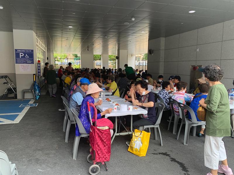 9검암경서동,_취약계층_어르신에게_‘사랑의_삼계탕’_나눔__(2).jpg 이미지
