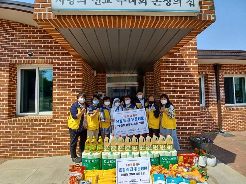 9오류왕길동_지역사회보장협의체,_‘온정의_집’_방문..위문품_전달_.jpg 이미지