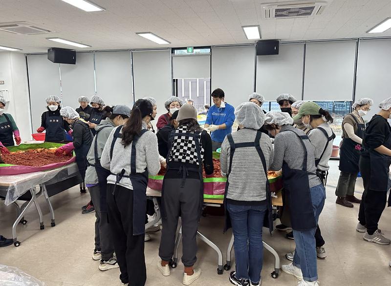 10아라동_자생단체_연합_김장담그기_행사(2).jpg 이미지