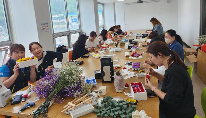 10불로대곡동_주민자치회,_“어버이날은_향기_가득한_꽃과_함께”__(2).jpg 이미지