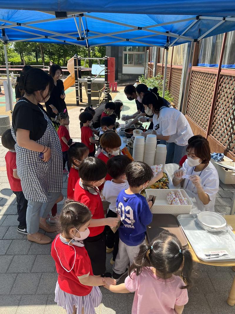 10청라동_가람어린이집,_플리마켓_수익금_청라2동에_기부__(2).jpg 이미지