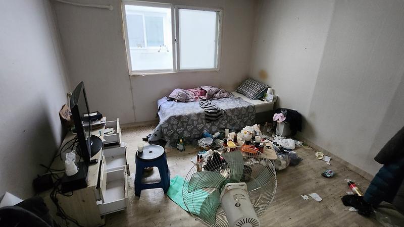 10가좌1동,_바퀴벌레가_가득했던_집에서_희망을_찾다(1)-청소전.jpg 이미지