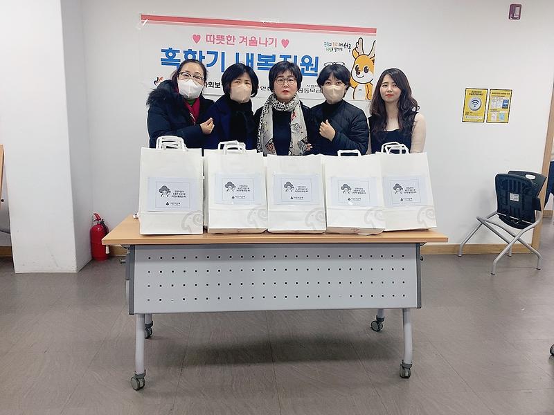 10마전동_지역사회보장협의체_독거어르신_내복_지원(1).jpg 이미지