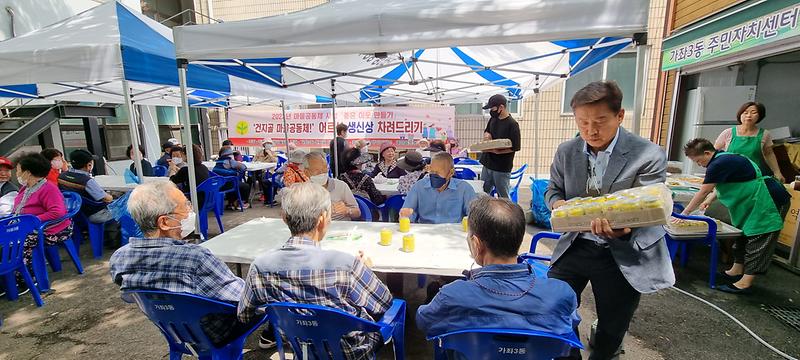 10서구_새마을회,_지역공동체_실현_운동으로_어르신_생일상__(1).jpg 이미지