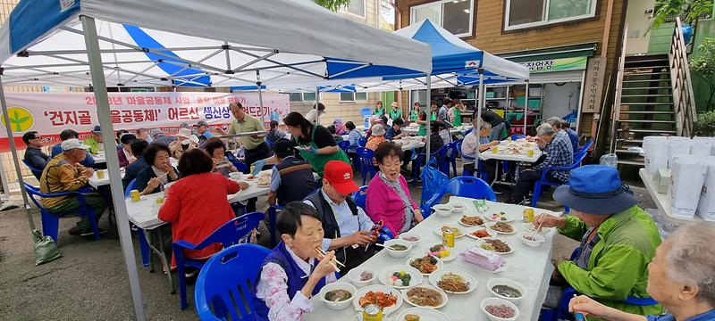 10서구_새마을회,_지역공동체_실현_운동으로_어르신_생일상__(2).jpg 이미지