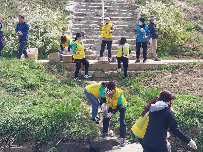11서구자원봉사센터,_나진포천에_‘흙공_던지기’__(2).jpg 이미지