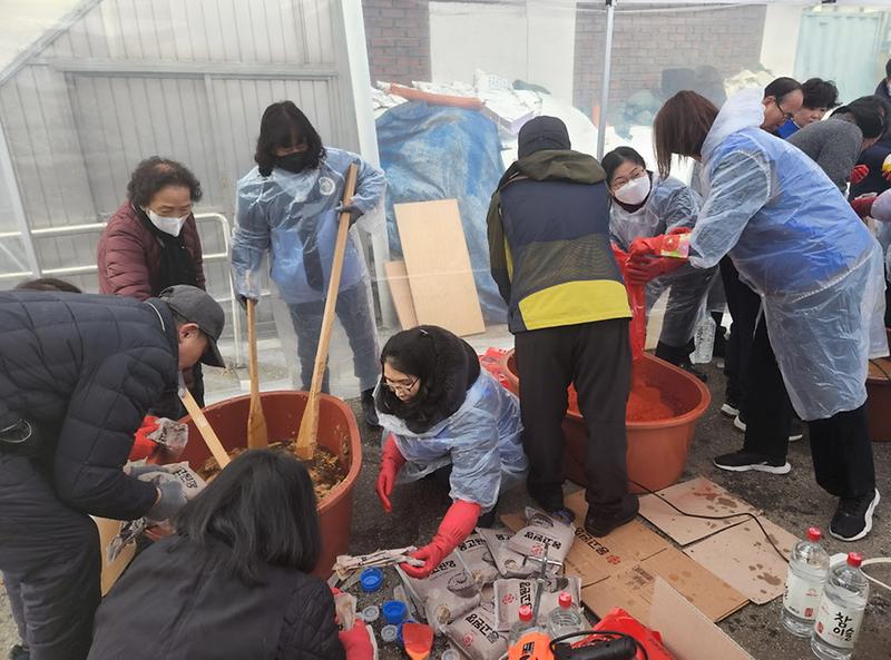 11석남1동_자유총연맹,_고추장_무료_나눔(2).jpg 이미지