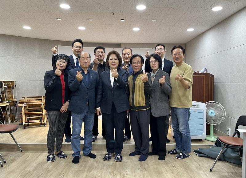 12(사)한국디지털사진가협회_인천지부,_가좌2동_어르신_장수사진_촬영(1).jpg 이미지